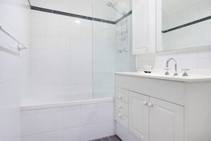 Douche, sèche-cheveux, serviettes fournies