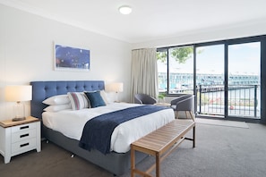 Bureau, fer et planche à repasser, Wi-Fi, draps fournis