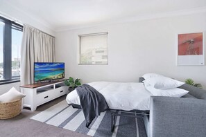 Een bureau, een strijkplank/strijkijzer, wifi, beddengoed