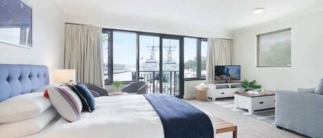 Desk, iron/ironing board, WiFi, bed sheets