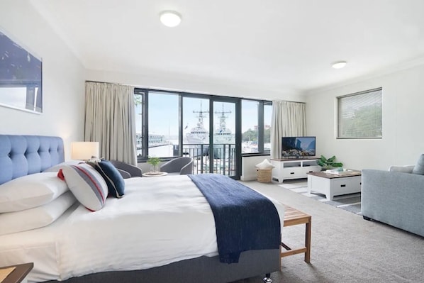 Bureau, fer et planche à repasser, Wi-Fi, draps fournis