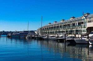 Marina - King Size Studio With Water View, Walk To The City (Woolloomooloo)