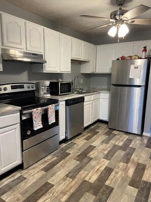 Frigorifero, microonde, forno, piano cottura