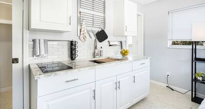 Chic Cape Coral Studio – Near Yacht Club, Kitchen + Laundry