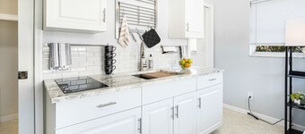 Chic Cape Coral Studio – Near Yacht Club, Kitchen + Laundry