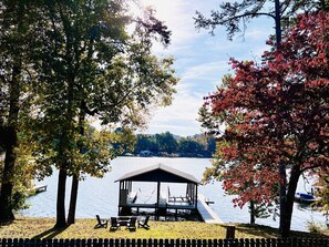 Un belvédère au bord du lac, offrant une vue sur l’eau et les arbres.