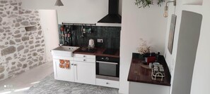 Réfrigérateur, un four, surface de cuisson, cafetière-théière