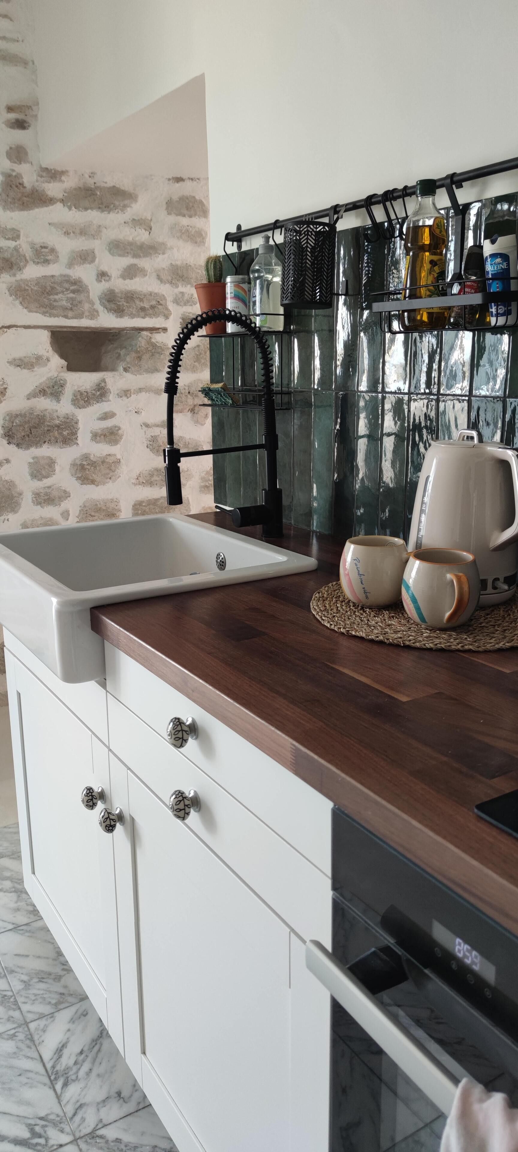 Réfrigérateur, four, plaque de cuisson, cafetière/bouilloire