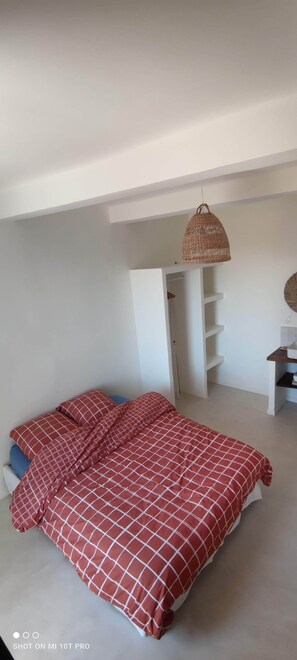 1 bedroom, bed sheets