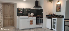 Réfrigérateur, four, plaque de cuisson, cafetière/bouilloire