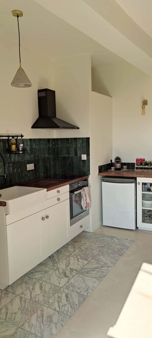 Réfrigérateur, un four, surface de cuisson, cafetière-théière