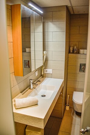 Comfort-Doppelzimmer | Badezimmer | Haartrockner