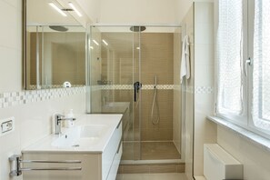 Doccia, asciugacapelli, bidet, asciugamani