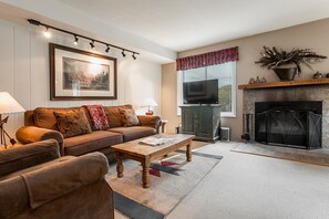 Living area - Seasons Four by Snowmass Vacations (Snowmass Village)