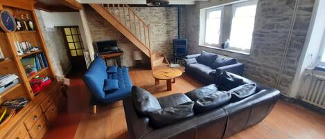 Een smart-tv en een open haard