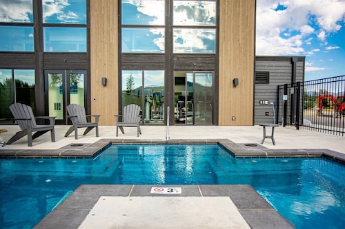 Beautiful 2BD + 2BA Home! King Beds! Hot Tub! Pool! Walk to downtown.