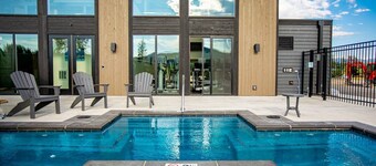 Beautiful 2BD + 2BA Home! King Beds! Hot Tub! Pool! Walk to downtown.