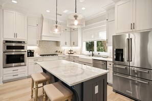 冰箱、微波炉、烤箱、炉灶