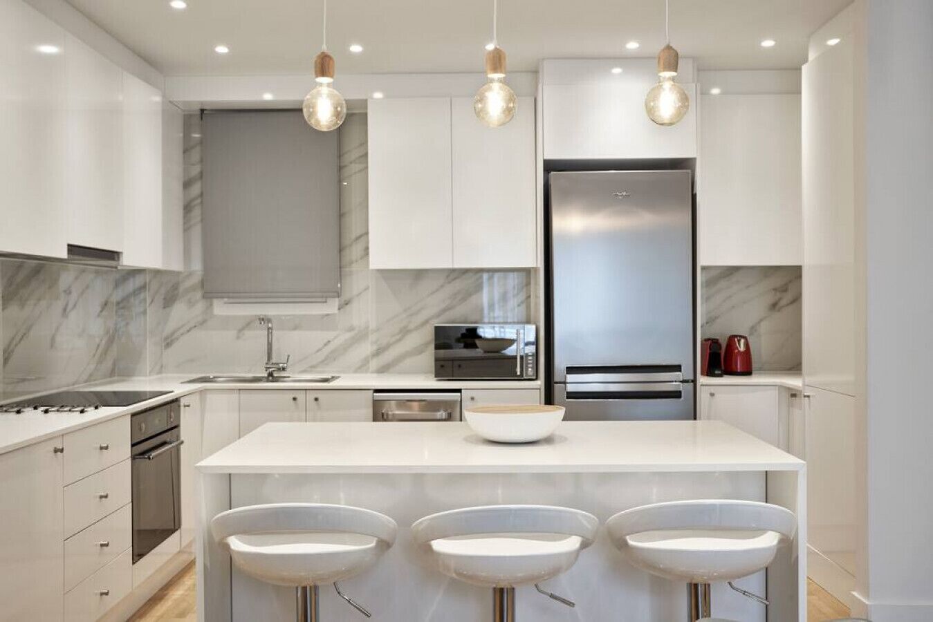 Kylskåp, mikrovågsugn, ugn och spishäll