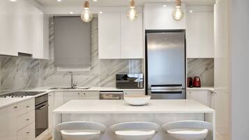 Réfrigérateur, micro-ondes, four, plaque de cuisson