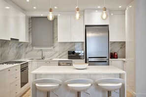 Køleskab, mikrobølgeovn, ovn, kogeplade