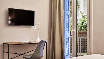 2 sovrum, värdeförvaringsskåp på rummet och skrivbord