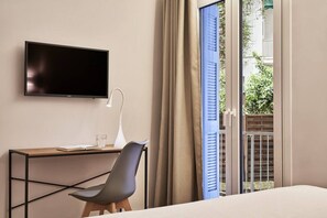 2 bedrooms, desk, iron/ironing board, travel crib - Spacious 2bd Apt in Prime Location next to Divani (Kesariani)