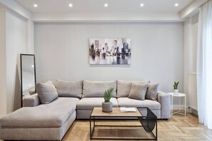 Smart TV, stereo - Spacious 2bd Apt in Prime Location next to Divani (Kesariani)