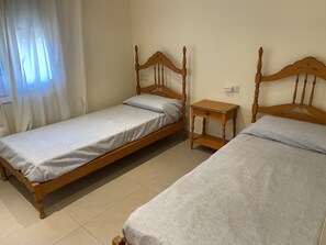 2 bedrooms, free WiFi, bed sheets - Apartment with pool and sea views. Tennis court and parking (Palafrugell)