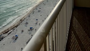 Un balcón con vista a la playa y al océano.
