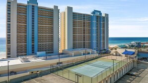 Un hotel moderno de gran altura con varios balcones con vistas a la playa.