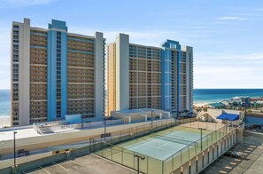 Un hôtel de grande hauteur doté de nombreux balcons donnant sur une plage.