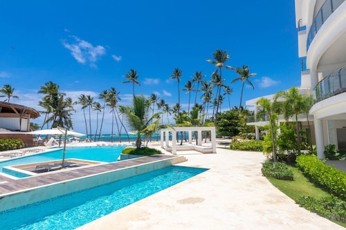 Family Getaway Condo Directly On The Beach - Pool & Gym Access