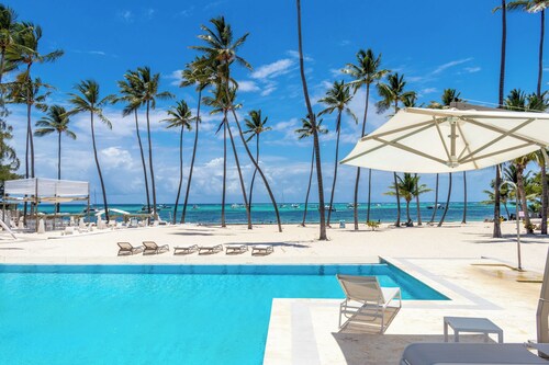 Family Getaway Condo Directly On The Beach - Pool & Gym Access