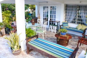 Outdoor dining - Rose St Gardens (Roseau)