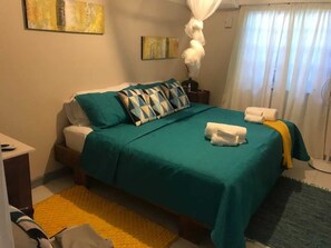 4 bedrooms, desk, iron/ironing board, WiFi - Rose St Gardens (Roseau)