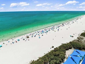 Plage à proximité, chaises longues, serviettes de plage