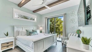 Un dormitorio con cama, mesita de noche y vistas al exterior.