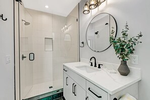 Baignoire, articles de toilette écologiques, sèche-cheveux