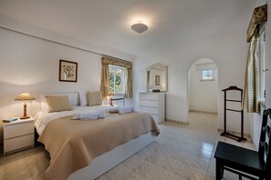 6 bedrooms, in-room safe, iron/ironing board, free WiFi - Candeias (Albufeira)