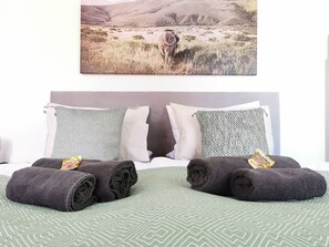 1 bedroom, free WiFi, bed sheets - Fynbos Studio DG in the old town, view of Frauenkirchen, parking lot (Meißen)