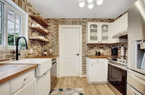 Private kitchen - 2 miles From The Beach 🏝 Unique and Cozy Home! With a spacious backyard  (Deerfield Beach)