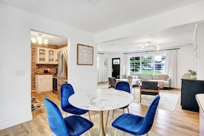 Living area - 2 miles From The Beach 🏝 Unique and Cozy Home! With a spacious backyard  (Deerfield Beach)