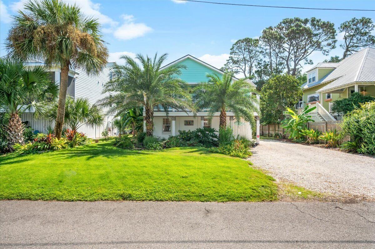 Tybee Beach house is located close to the Beach, Restaurants, and Shopping!