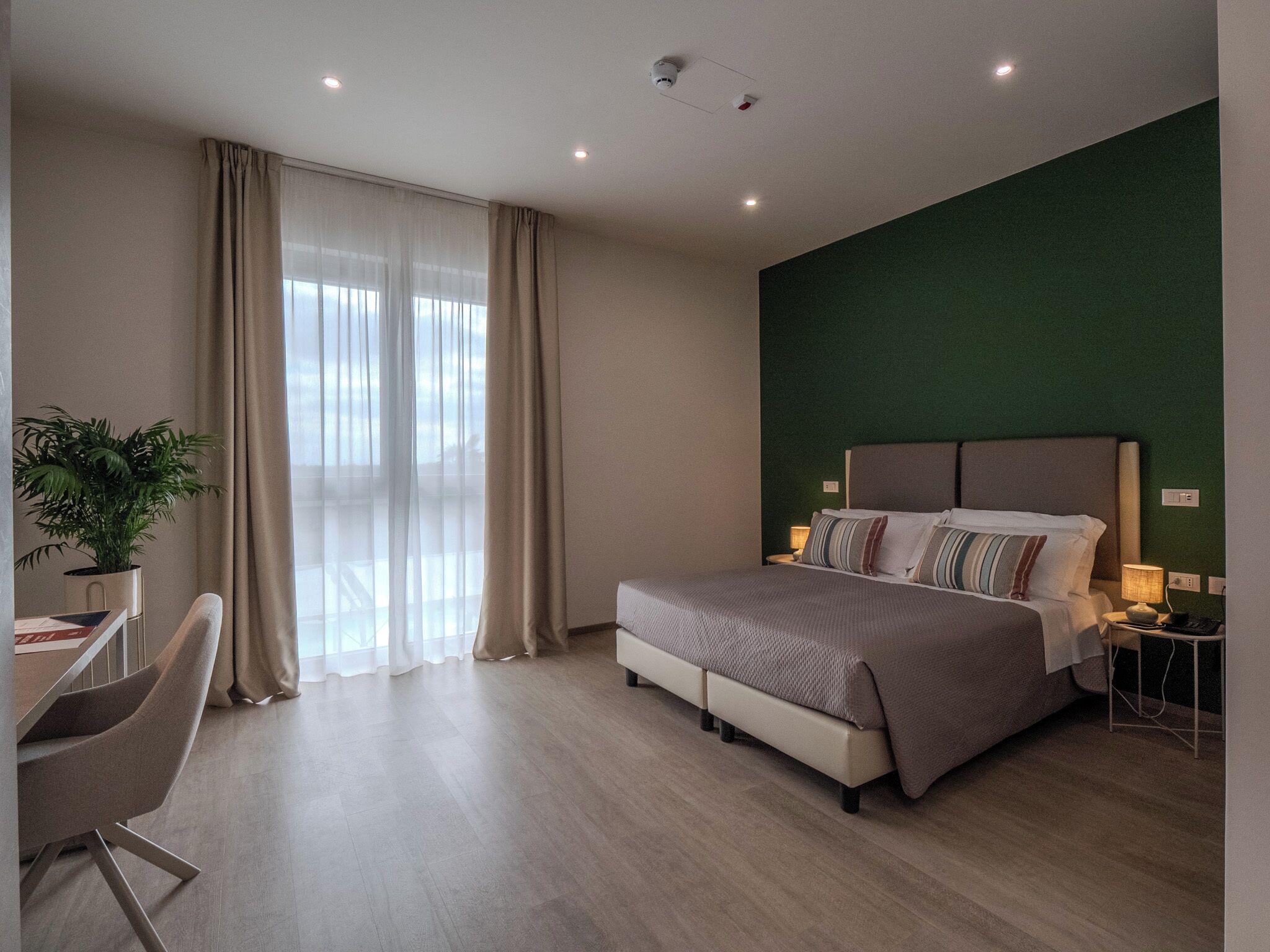 Caja de seguridad en la habitación y escritorio 