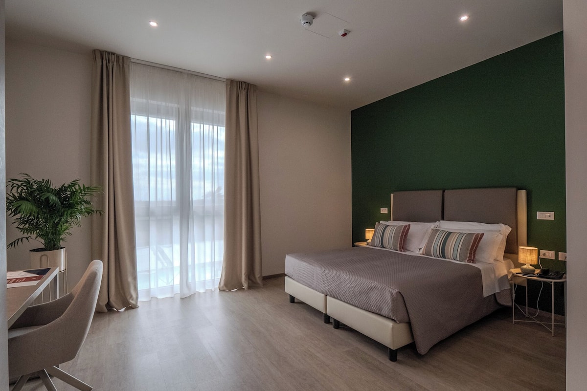 Caja de seguridad en la habitación y escritorio