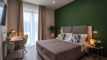 Camera Superior | Una cassaforte in camera, una scrivania, postazione laptop