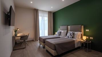 Zimmersafe, Schreibtisch, laptopgeeigneter Arbeitsplatz