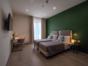 Caja de seguridad en la habitación y escritorio 