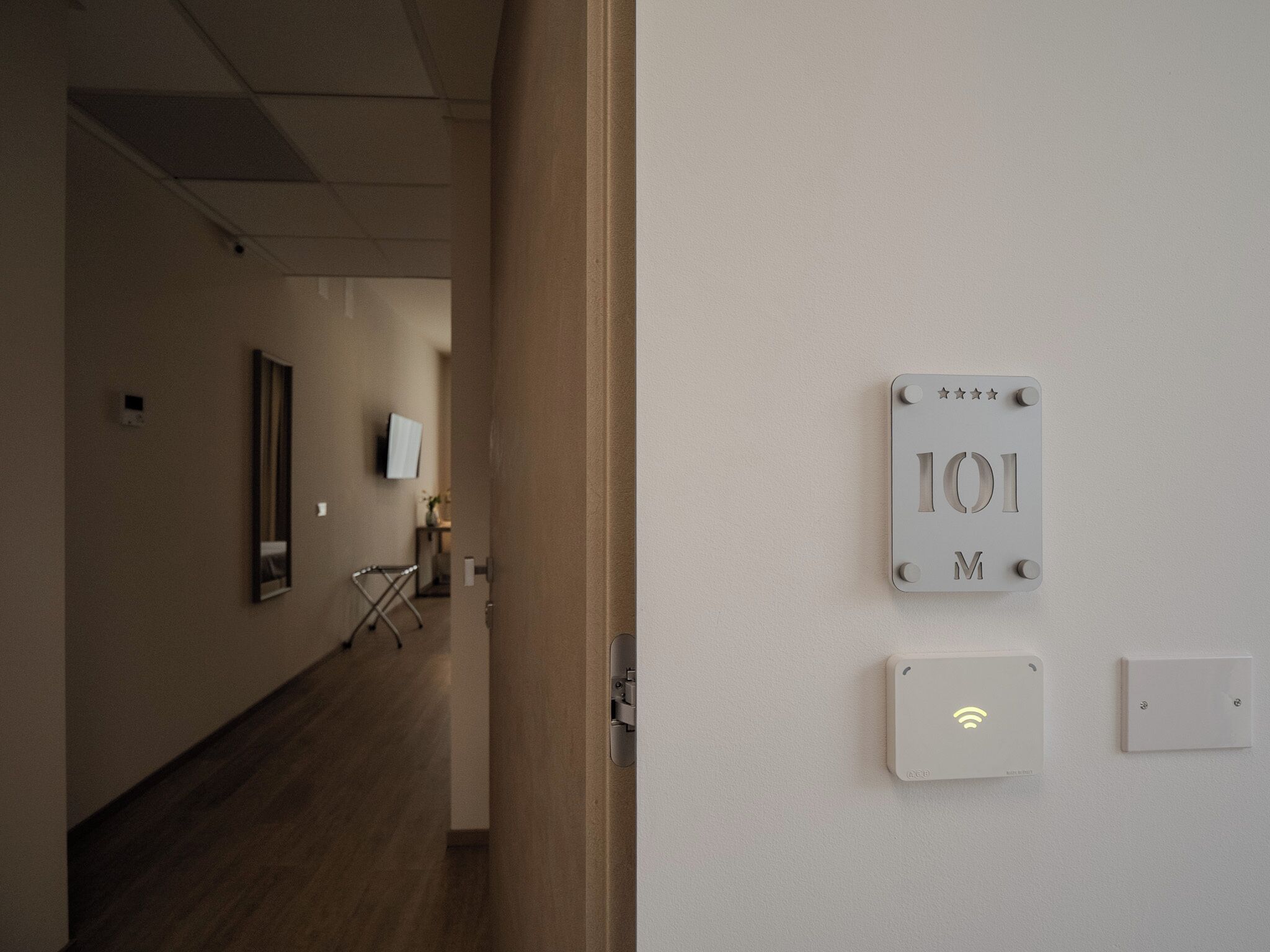 Zimmersafe, Schreibtisch, laptopgeeigneter Arbeitsplatz